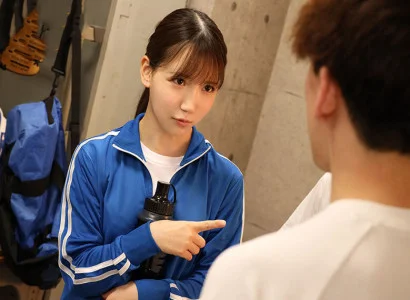 các thành viên trong câu lạc bộ bóng đá quan hệ tập thể với cô gái xinh trong phòng gym