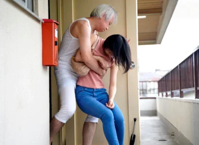 Cô vợ trẻ bị bố chồng già quấy rối