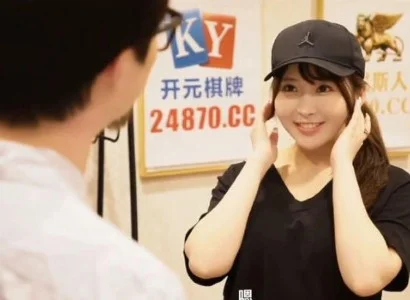 Em nhân viên giao hàng dễ tính dễ tính với khách