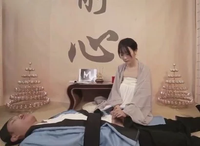 Người nữ tu hỗ trợ vị đạo sĩ bị thương