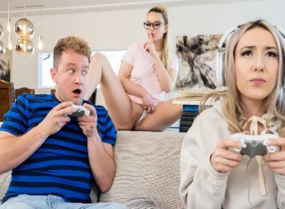 thiếu nữ bỏ bê người yêu để chơi game nên bị bạn thân giành mất