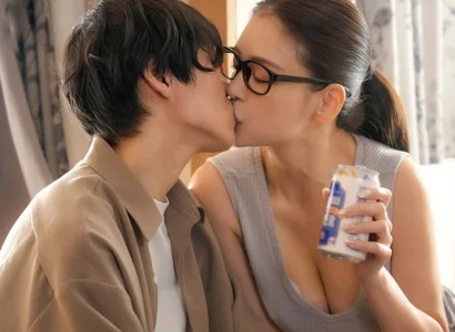 Chàng trai bị người yêu phản bội được chị hàng xóm dỗ dành và vỗ về