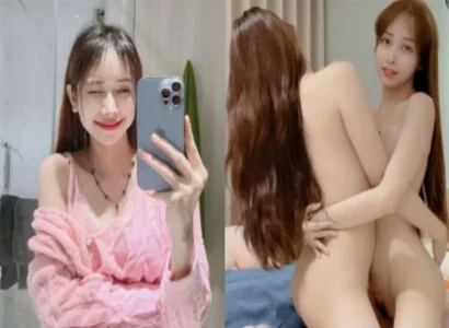 Lâm Thái Vy cùng cô bạn thân móc bím với nhau trên buổi phát trực tiếp
