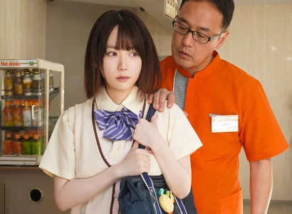 Người đàn ông quản lý giải quyết vụ em gái ăn cắp vặt trong cửa hàng