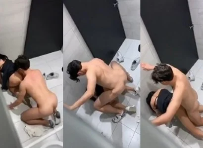 Cặp nam nữ quan hệ trong WC quán bar