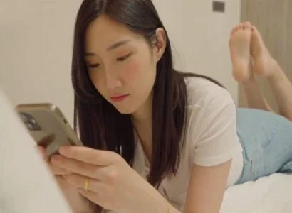 Người vợ bị chồng cắm sừng lén lút cùng anh nhân viên giao hàng