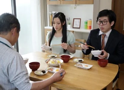 Con dâu quá nứng banh vùng kín ra cho bố chồng chén