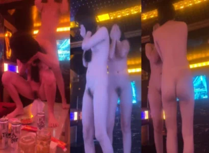 Nữ vũ công biểu diễn cảnh múa thoát y dâm đãng trong quán hát